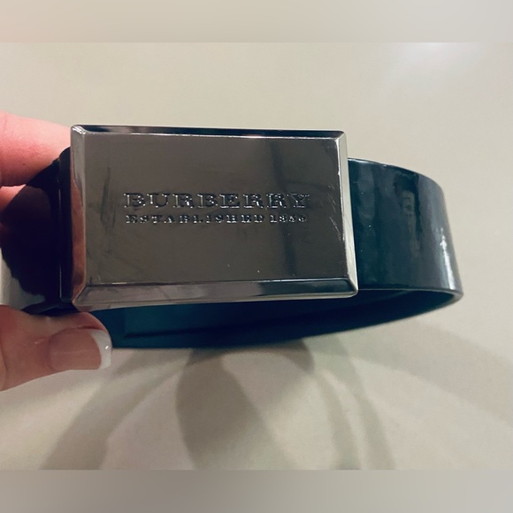 👑- 💃🥂💃WOMEN'S BURBERRY BLACK PATENT LEATHER BELT WITH SILVER BUCKLE 🥂💃🥂 - Picture 2 of 10